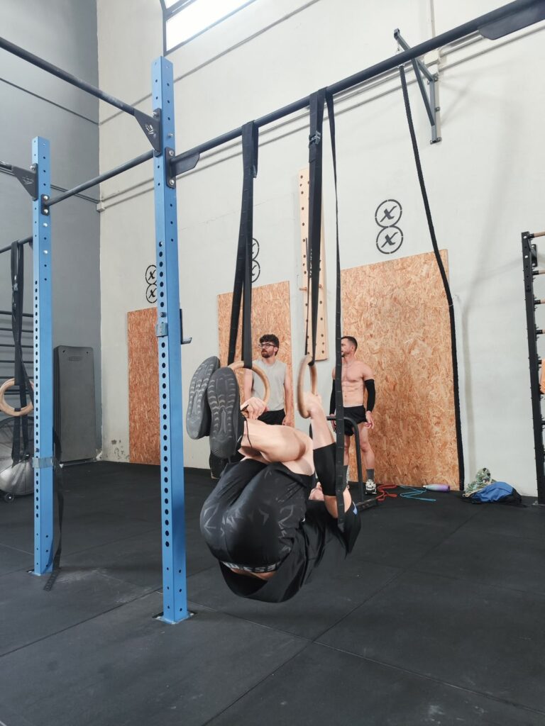 Atleta agli anelli seguito dagli istruttori di Fierce Training a Cagliari