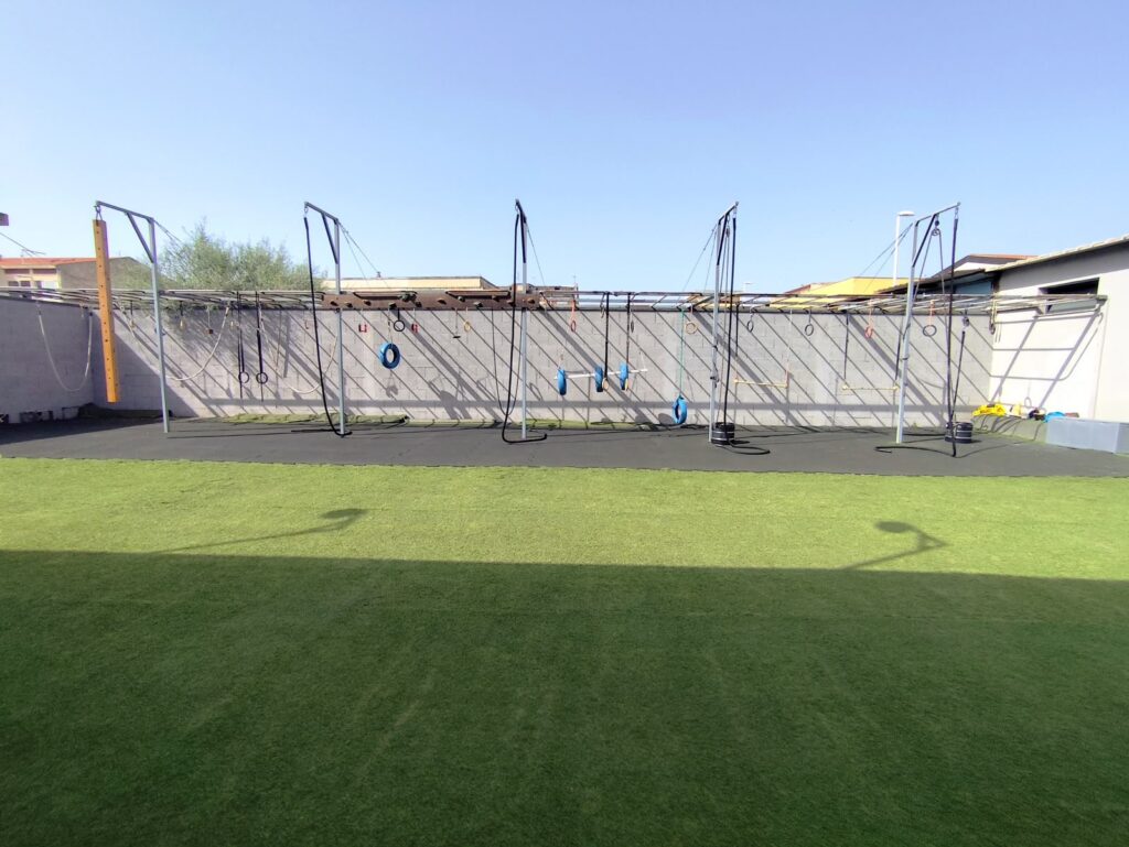 Area outdoor di Fierce Training a Cagliari con prato sintetico e struttura per sospensioni