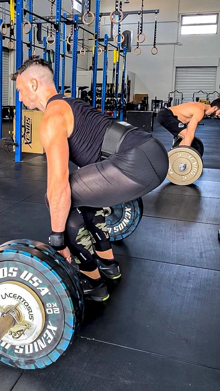 Daniele Demelas, personal trainer di Fierce Training a Cagliari, durante uno stacco da terra