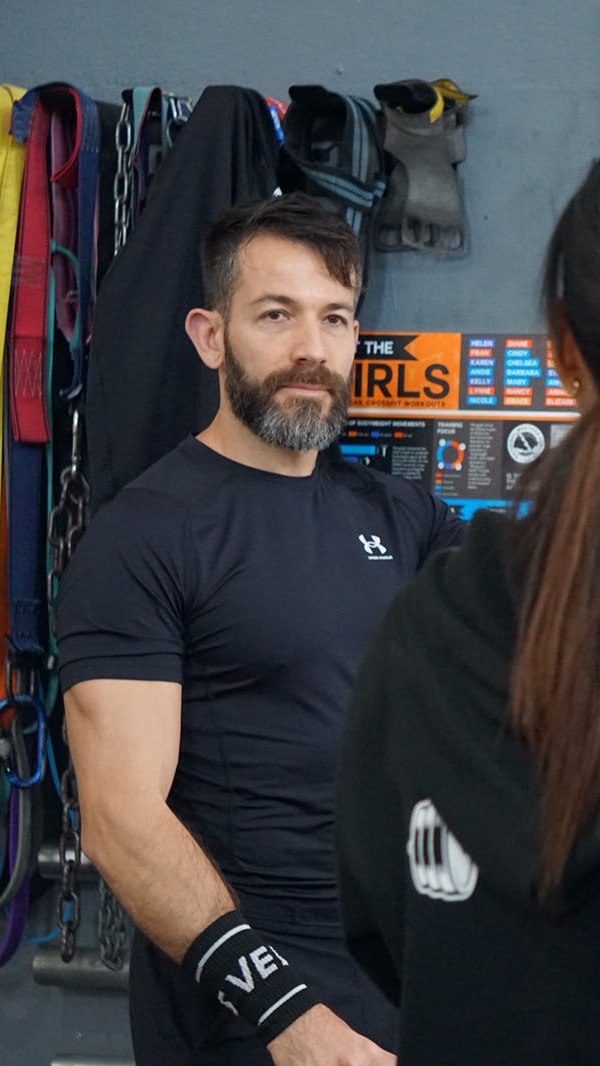 Giacomo "Jack" Anedda, direttore tecnico di Fierce Training a Cagliari, davanti alla lavagna del cross training