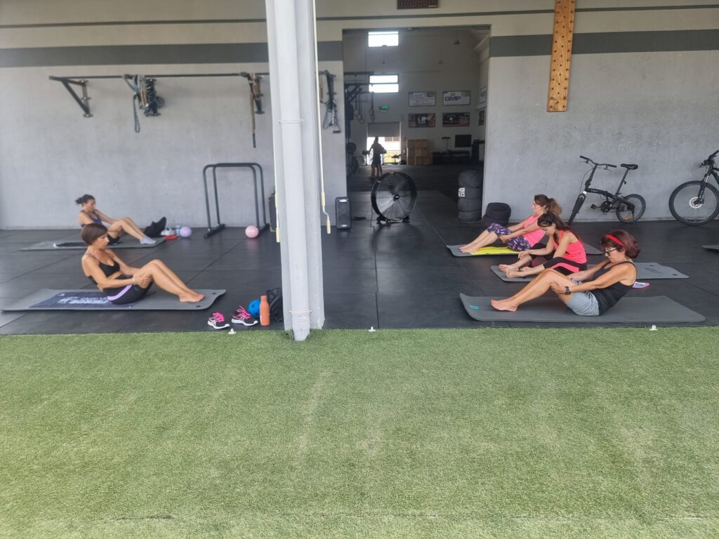 Lezione di gruppo negli spazi affacciati sul prato di Fierce Training a Cagliari