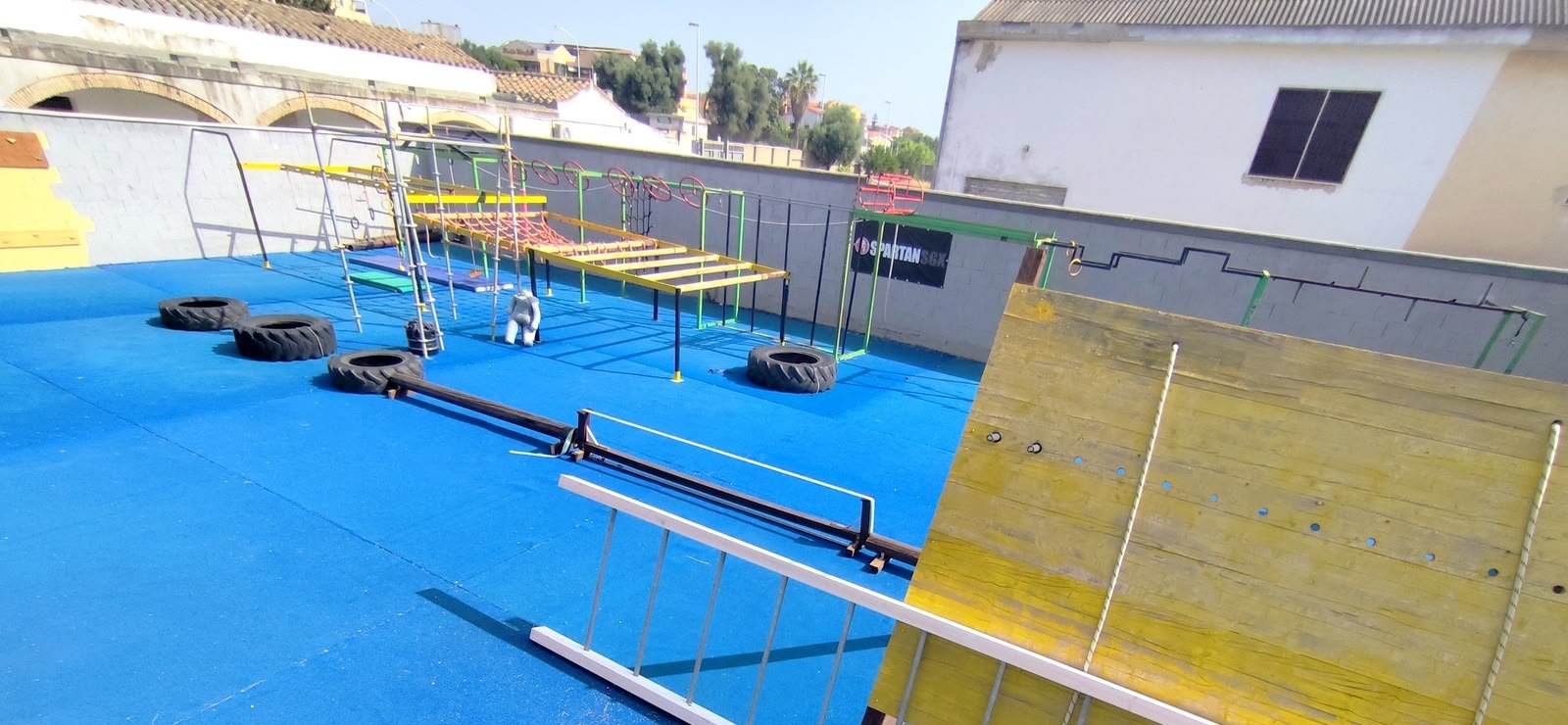 Percorso a ostacoli con monkey bar, anelli, pneumatici e muro di arrampicata da Fierce Training a Cagliari